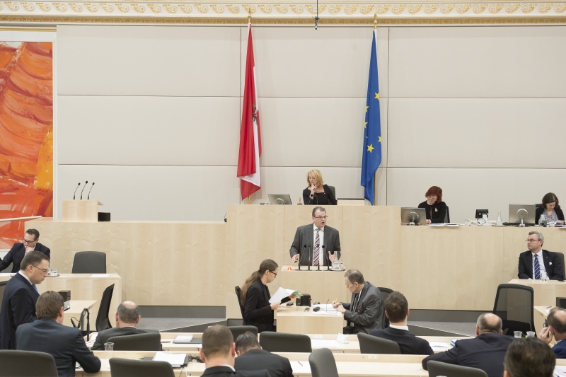 Am Rednerpult: Nationalratsabgeordneter Hans-Jörg Jenewein (F). Am Präsidium: Nationalratspräsidentin Anneliese Kitzmüller (F). Auf der Regierungsbank von rechts: Infrastrukturminister Norbert Hofer (F), Vizekanzler Heinz-Christian Strache (F)
