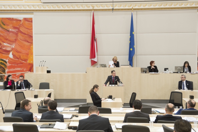 Am Rednerpult: Nationalratsabgeordneter Reinhard Eugen Bösch (F). Am Präsidium: Nationalratspräsidentin Anneliese Kitzmüller (F). Auf der Regierungsbank von rechts: Infrastrukturminister Norbert Hofer (F), Vizekanzler Heinz-Christian Strache (F), Landwirtschaftsministerin Elisabeth Köstinger (V)