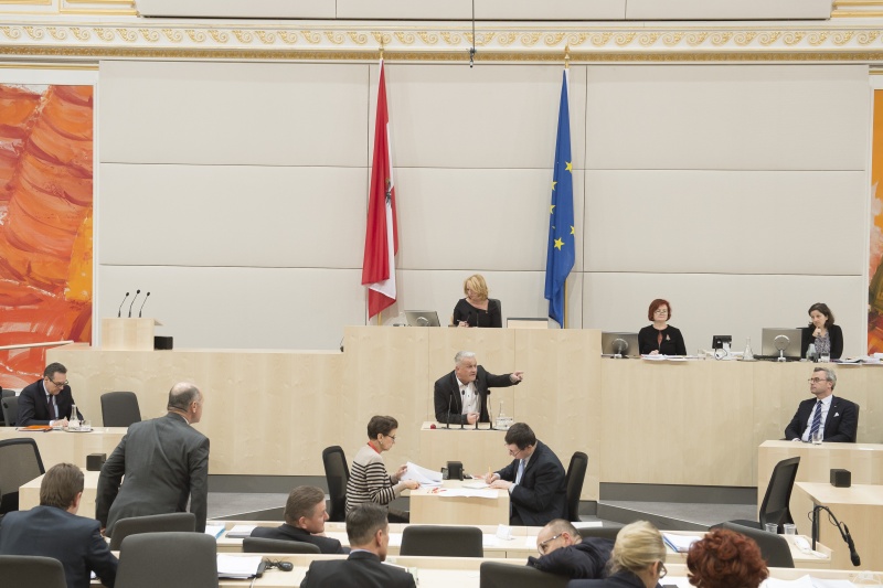 Am Rednerpult: Nationalratsabgeordneter Christian Lausch (F). Am Präsidium: Nationalratspräsidentin Anneliese Kitzmüller (F). Auf der Regierungsbank von rechts: Infrastrukturminister Norbert Hofer (F), Vizekanzler Heinz-Christian Strache (F)