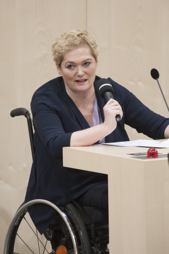 Am Rednerpult: Nationalratsabgeordnete Barbara Krenn (V)