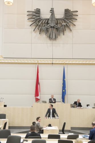 Am Rednerpult: Nationalratsabgeordneter Stefan Schnöll (V). Am Präsidium: Nationalratspräsident Wolfgang Sobotka (V)