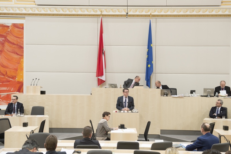 Am Rednerpult: Nationalratsabgeordneter Wendelin Mölzer (F). Am Präsidium: Nationalratspräsident Wolfgang Sobotka (V). Auf der Regierungsbank von rechts: Infrastrukturminister Norbert Hofer (F), Vizekanzler Heinz-Christian Strache (F)