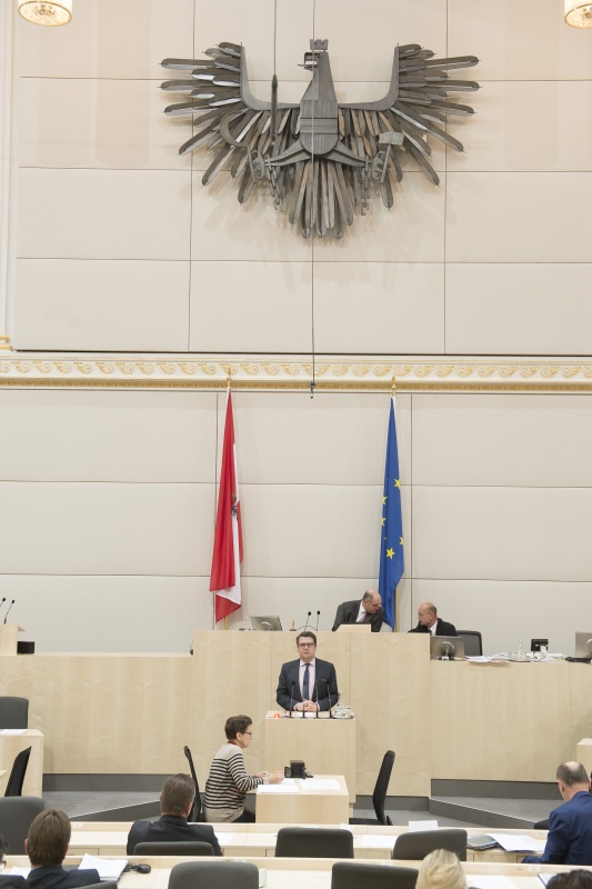 Am Rednerpult: Nationalratsabgeordneter Wendelin Mölzer (F). Am Präsidium: Nationalratspräsident Wolfgang Sobotka (V)