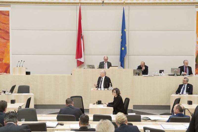 Am Rednerpult: Nationalratsabgeordneter Rudolf Taschner (V). Am Präsidium: Nationalratspräsident Wolfgang Sobotka (V). Auf der Regierungsbank von rechts: Infrastrukturminister Norbert Hofer (F)