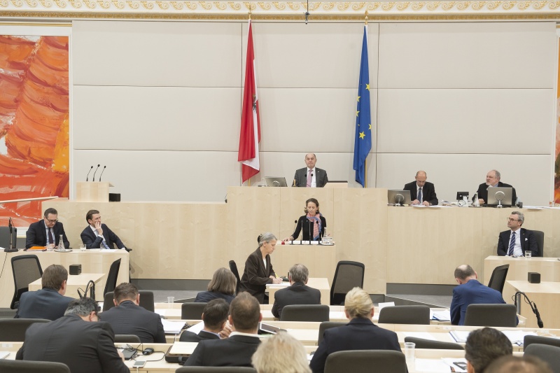 Am Rednerpult: Nationalratsabgeordnete Maria Theresia Niss (V). Am Präsidium: Nationalratspräsident Wolfgang Sobotka (V). Auf der Regierungsbank von rechts: Infrastrukturminister Norbert Hofer (F), Bundeskanzler Sebastian Kurz (V), Vizekanzler Heinz-Christian Strache (F)