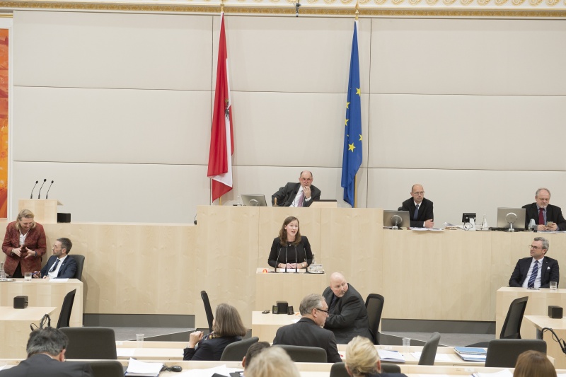 Am Rednerpult: Nationalratsabgeordnete Claudia Plakolm (V). Am Präsidium: Nationalratspräsident Wolfgang Sobotka (V). Auf der Regierungsbank von rechts: Infrastrukturminister Norbert Hofer (F), Innenminister Herbert Kickl (F), Aussenministerin Karin Kneissl (F)