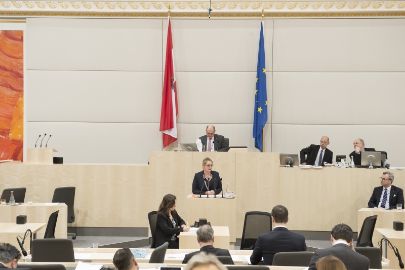 Am Rednerpult: Nationalratsabgeordnete Carmen Schimanek (F). Am Präsidium: Nationalratspräsident Wolfgang Sobotka (V). Auf der Regierungsbank von rechts: Infrastrukturminister Norbert Hofer (F)