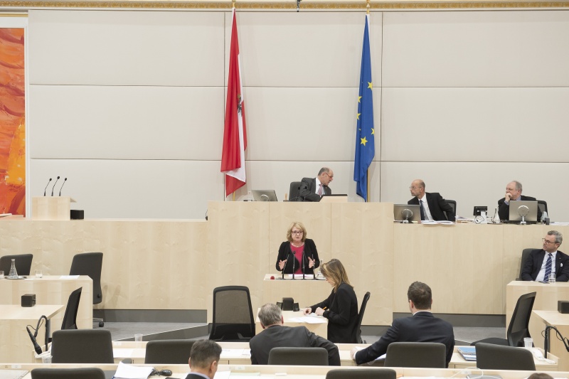 Am Rednerpult: Nationalratsabgeordnete Ruth Becher (S). Am Präsidium: Nationalratspräsident Wolfgang Sobotka (V). Auf der Regierungsbank von rechts: Infrastrukturminister Norbert Hofer (F)