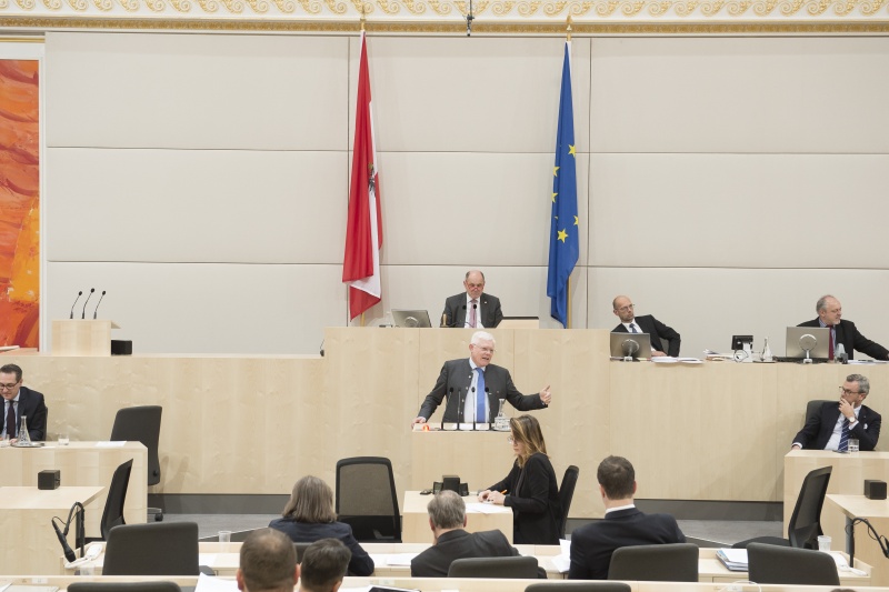 Am Rednerpult: Nationalratsabgeordneter Werner Neubauer (F). Am Präsidium: Nationalratspräsident Wolfgang Sobotka (V). Auf der Regierungsbank von rechts: Infrastrukturminister Norbert Hofer (F)