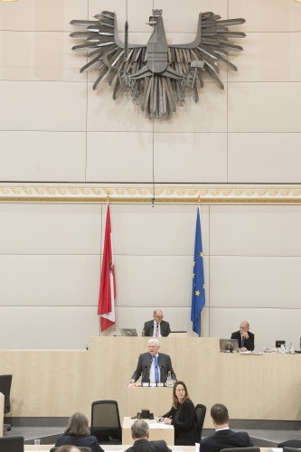 Am Rednerpult: Nationalratsabgeordneter Werner Neubauer (F). Am Präsidium: Nationalratspräsident Wolfgang Sobotka (V)