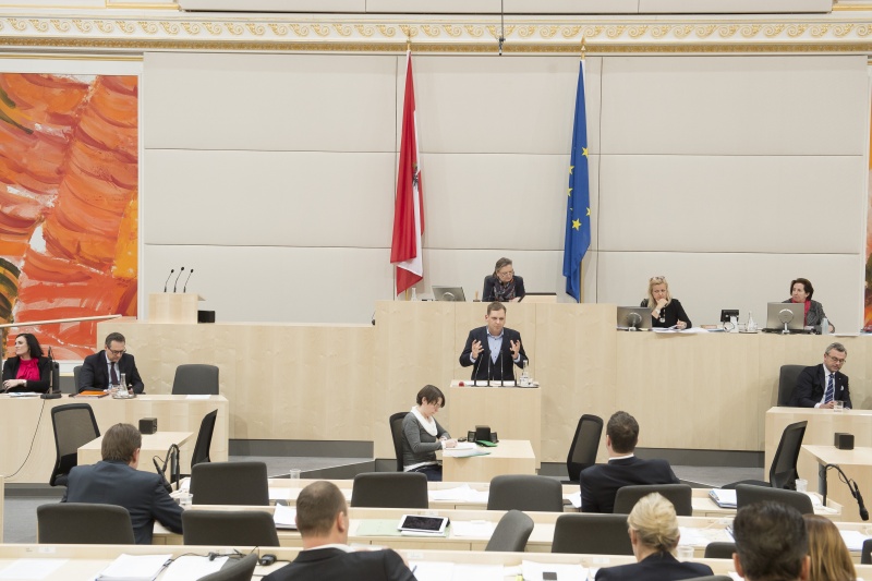 Am Rednerpult: Nationalratsabgeordneter Philip Kucher (S). Am Präsidium: Nationalratspräsidentin Anneliese Kitzmüller (F). Auf der Regierungsbank von rechts: Infrastrukturminister Norbert Hofer (F), Vizekanzler Heinz-Christian Strache (F), Landwirtschaftsministerin Elisabeth Köstinger (V)