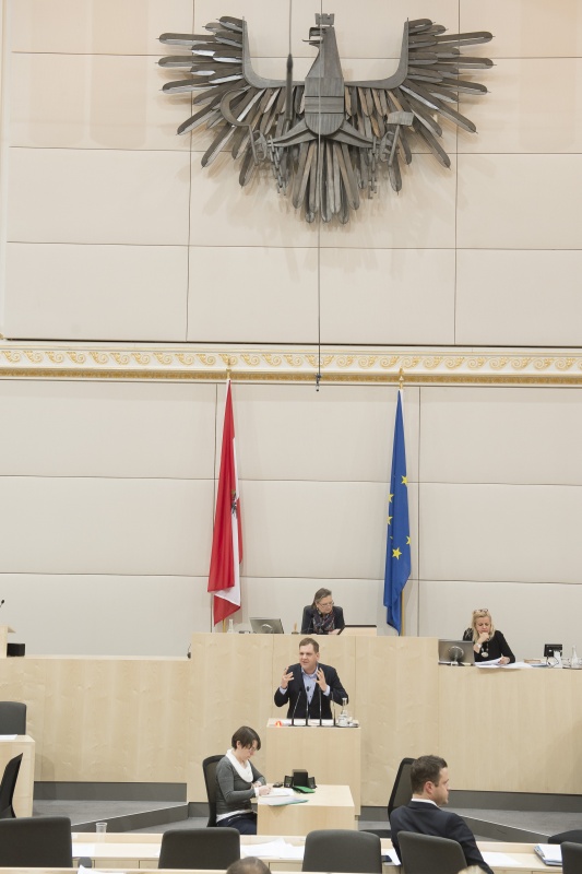 Am Rednerpult: Nationalratsabgeordneter Philip Kucher (S). Am Präsidium: Nationalratspräsidentin Anneliese Kitzmüller (F)