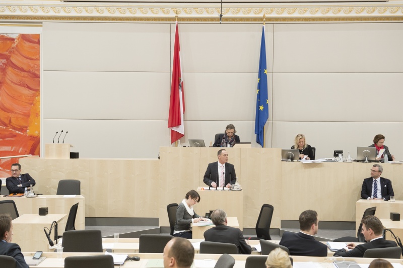 Am Rednerpult: Nationalratsabgeordneter Peter Wurm (F). Am Präsidium: Nationalratspräsidentin Anneliese Kitzmüller (F). Auf der Regierungsbank von rechts: Infrastrukturminister Norbert Hofer (F), Vizekanzler Heinz-Christian Strache (F)