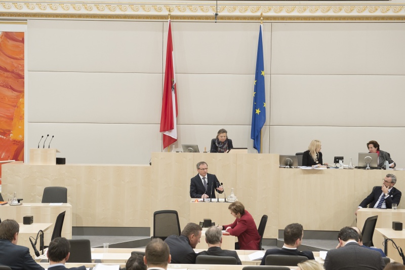 Am Rednerpult: Nationalratsabgeordneter Wolfgang Klinger (F). Am Präsidium: Nationalratspräsidentin Anneliese Kitzmüller (F). Auf der Regierungsbank von rechts: Infrastrukturminister Norbert Hofer (F)