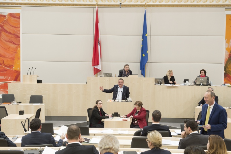 Am Rednerpult: Nationalratsabgeordneter Gerald Hauser (F). Am Präsidium: Nationalratspräsidentin Anneliese Kitzmüller (F)