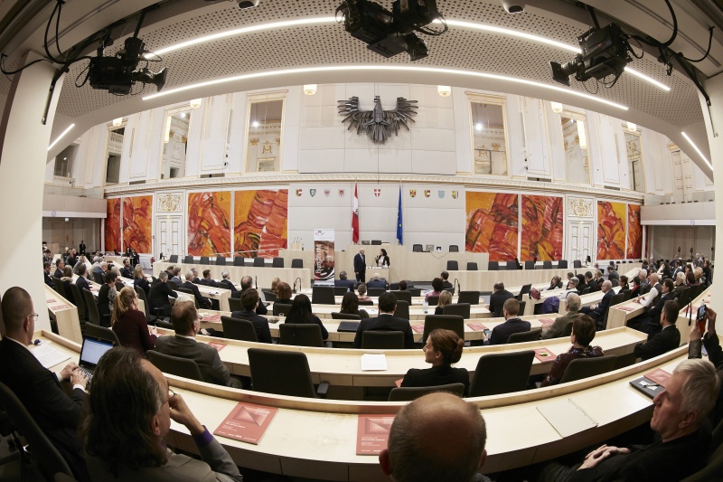 Begrüßung und Einleitung, von links: Bundesratspräsident Reinhard Todt (S), Petra Stuiber Der Standard. Blick Richtung VeranstaltungsteilnehmerInnen