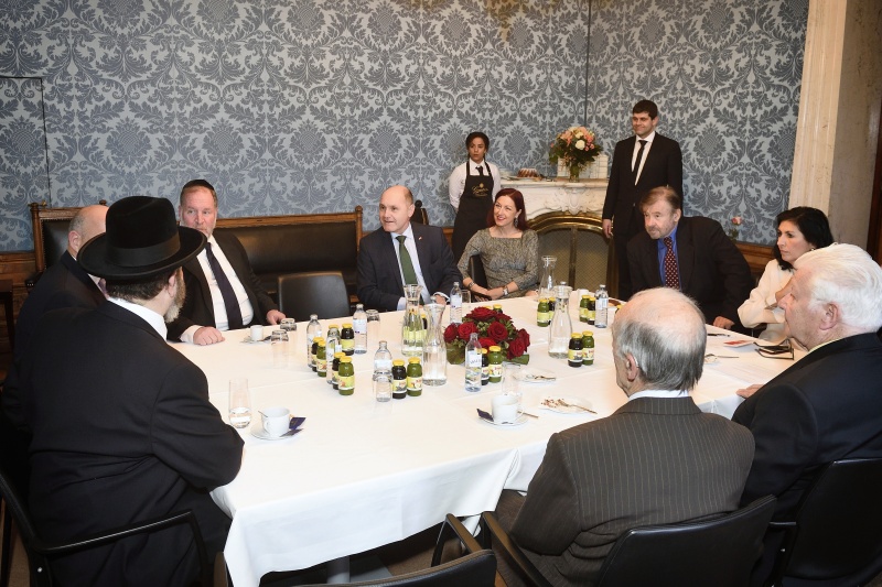 Nationalratspräsident Wolfgang Sobotka (V) mit Zeitzeugen im Gespräch