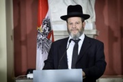 Rabbi Mordechai Fiksler beim Schlussgebet