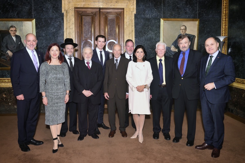 Zusammentreffen mit Zeitzeugen. Von rechts: Nationalratspräsident Wolfgang Sobotka (V), Zeitzeuge Fritz Rubin-Bittmann, Zeitzeuge Alfred Schreier, Direktorin des Jüdischen Museums Wien Danielle Spera, Rami Langer, Zeitzeuge Herbert Löwy, Bundeskanzler Sebastian Kurz (V), Zeitzeuge Victor Klein, Rabbi Mordechai Fiksler, Generalsekretärin des Nationalfonds und des Allgemeinen Entschädigungsfonds Hannah Lessing und Nationalratsabgeordneter Martin Engelberg (V)