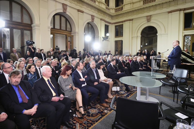 Nationalratspräsident Wolfgang Sobotka (V) bei seiner Ansprache am Rednerpult. Blick Richtung VeranstaltungsteilnehmerInnen