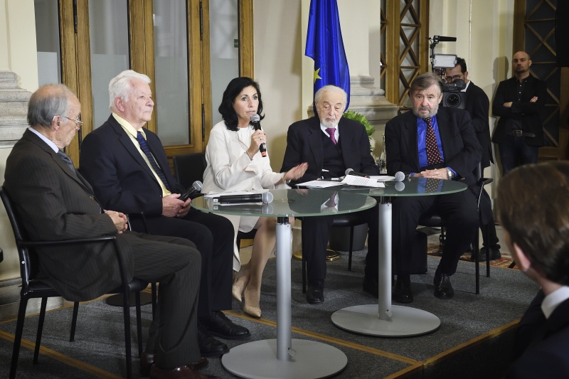 Podium von links: Zeitzeugen  Herbert Löwy, Alfred Schreier, die Direktorin des Jüdischen Museums Wien, Danielle Spera, Victor Klein, Fritz Rubin-Bittmann