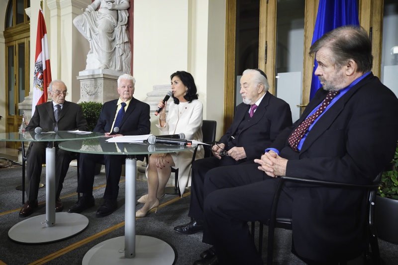 Podium von links: Zeitzeugen  Herbert Löwy, Alfred Schreier, die Direktorin des Jüdischen Museums Wien, Danielle Spera, Victor Klein, Fritz Rubin-Bittmann