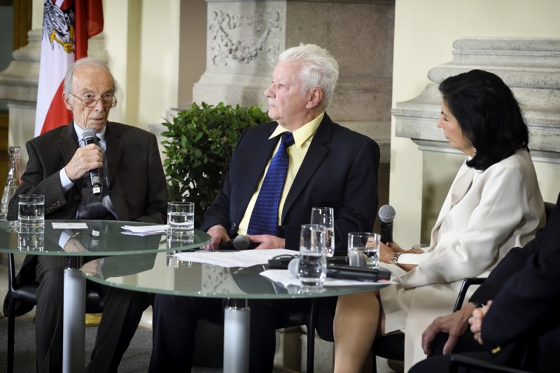 Podium von links: Zeitzeugen  Herbert Löwy, Alfred Schreier und Direktorin des Jüdischen Museums Wien, Danielle Spera