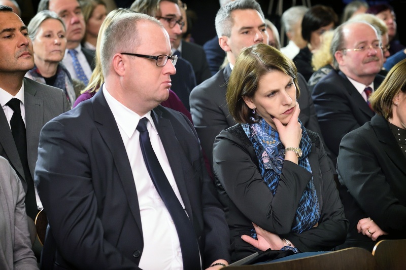 Von links: Staatssekretär Hubert Fuchs (F) und Staatssekretärin Karoline Edtstadler (V)