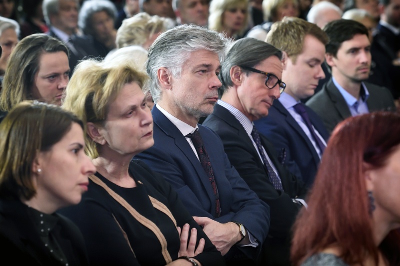 Blick Richtung VeranstaltungsteilnehmerInnen mit Parlamentsvizedirektorin Susanne Janistyn-Novák (2. von links), Parlamentsdirektor Harald Dossi (3. von links) und Regierungssprecher Peter Launsky-Tieffenthal (4. von links)