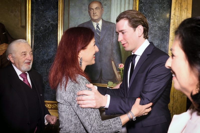 Von rechts: Bundeskanzler Sebastian Kurz (V) begrüßt die Generalsekretärin des Nationalfonds und des Allgemeinen Entschädigungsfonds Hannah Lessing