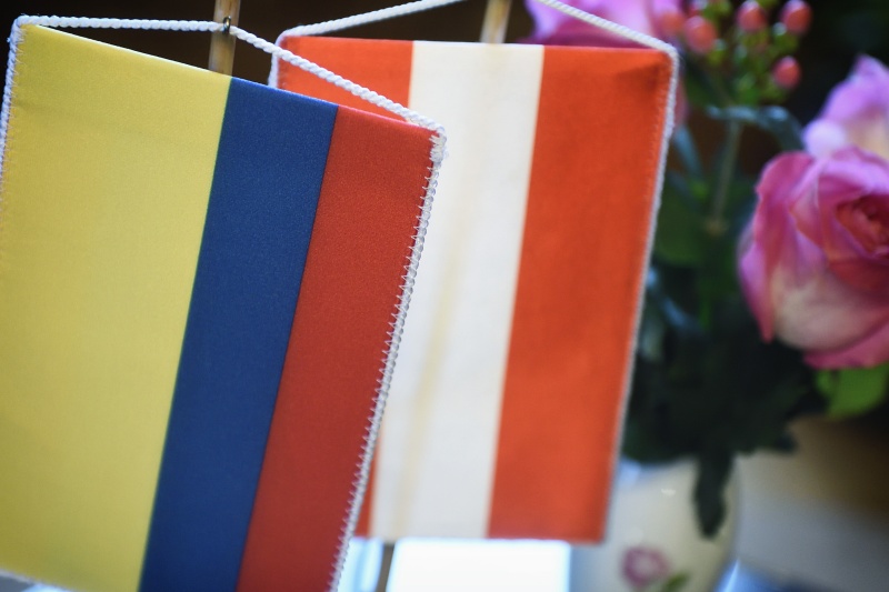 Fahnen von Kolumbien und Österreich