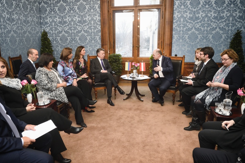 Ausswprache. Hinten von links: Präsident der Republik Kolumbien Manuel Santos, Nationalratspräsident Wolfgang Sobotka (V)