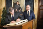 Eintrag ins Gästebuch. Von links: Präsident der Republik Kolumbien Manuel Santos, Nationalratspräsident Wolfgang Sobotka (V)