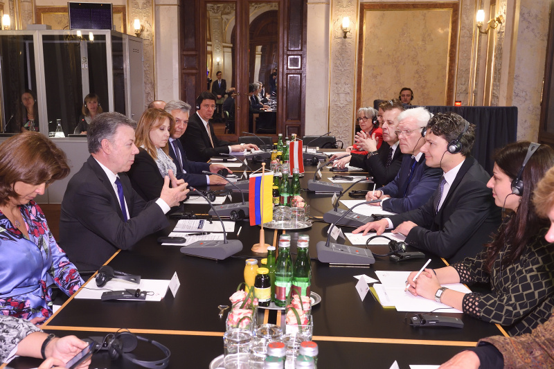 Aussprache mit den Abgeordneten. Von links: Delegationsmitglied, Präsident der Republik Kolumbien Manuel Santos. Von rechts: Nationalratsabgeordnete Muna Duzdar (S), Nationalratsabgeordneter Peter Weidinger (V), Nationalratsabgeordneter Werner Neubauer (F)