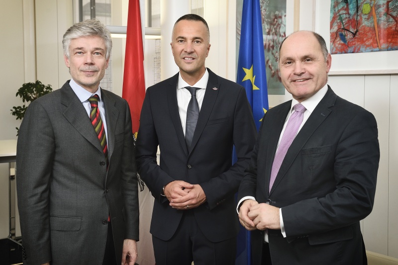 von rechts: Nationalratspräsident Wolfgang Sobotka (V), Leiter der Stabsstelle Strategische Kommunikation Karl-Heinz Grundböck, Parlamentsdirektor Harald Dossi