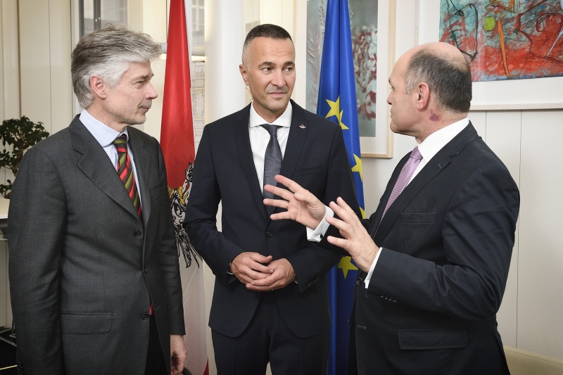 von rechts: Nationalratspräsident Wolfgang Sobotka (V), Leiter der Stabsstelle Strategische Kommunikation Karl-Heinz Grundböck, Parlamentsdirektor Harald Dossi