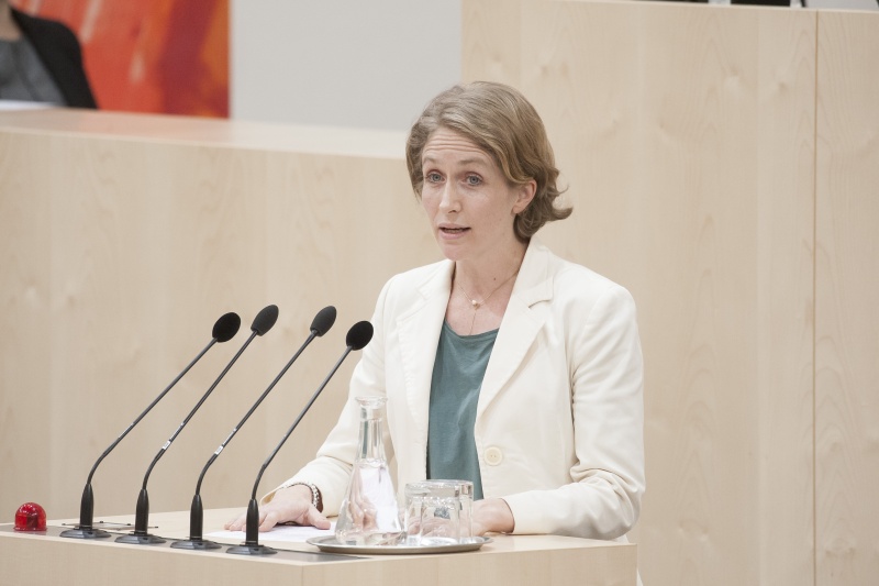 Am Rednerpult: Nationalratsabgeordnete Stephanie Krisper (N)