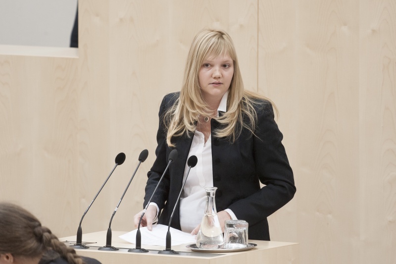 Am Rednerpult: Nationalratsabgeordnete Elisabeth Feichtinger (S)