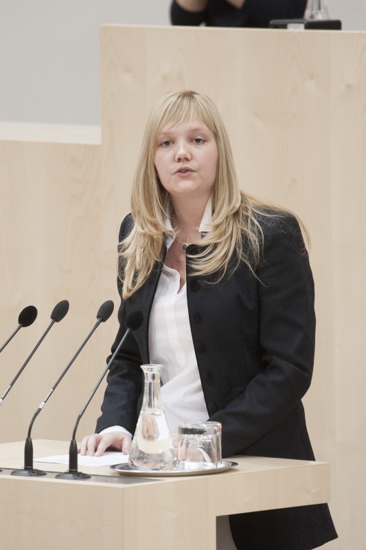 Am Rednerpult: Nationalratsabgeordnete Elisabeth Feichtinger (S)