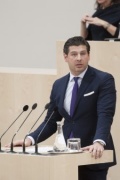 Am Rednerpult: Nationalratsabgeordneter Philipp Schrangl (F)