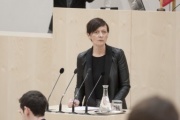 Am Rednerpult: Nationalratsabgeordnete Sabine Schatz (S)