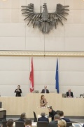 Am Rednerpult: Nationalratsabgeordnete Dagmar Belakowitsch (F). Am Präsidium: Nationalratspräsident Wolfgang Sobotka (V)