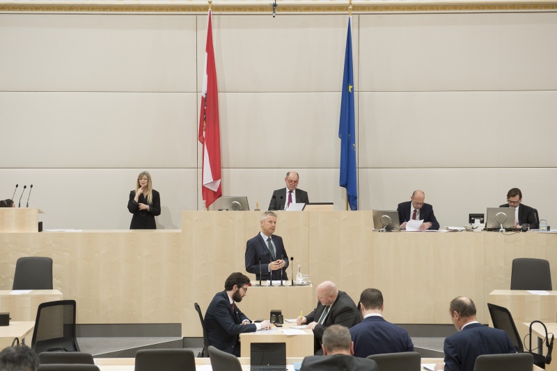 Am Rednerpult: Nationalratsabgeordneter Reinhold Lopatka (V). Am Präsidium: Nationalratspräsident Wolfgang Sobotka (V)