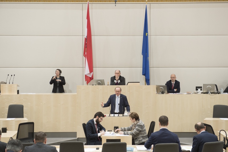 Am Rednerpult: Abgeordneter zum Europäischen Parlament Othmar Karas (V). Am Präsidium: Nationalratspräsident Wolfgang Sobotka (V)