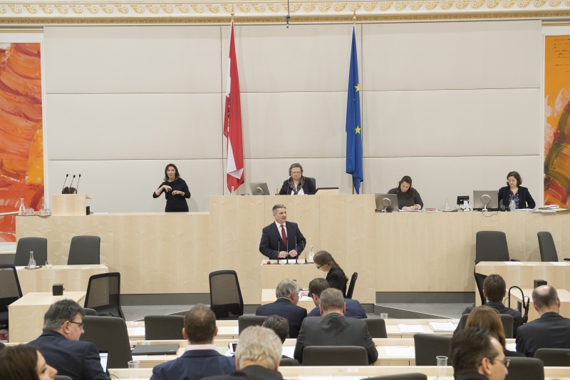 Am Rednerpult: Nationalratsabgeordnete Maurice Androsch (S). Am Präsidium: Nationalratspräsidentin Anneliese Kitzmüller (F)