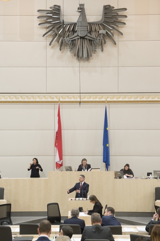 Am Rednerpult: Nationalratsabgeordnete Maurice Androsch (S). Am Präsidium: Nationalratspräsidentin Anneliese Kitzmüller (F)