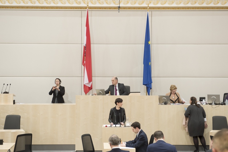 Am Rednerpult: Nationalratsabgeordnete Sabine Schatz (S). Am Präsidium: Nationalratspräsident Wolfgang Sobotka (V)
