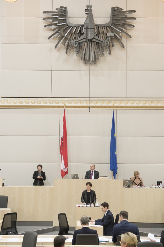 Am Rednerpult: Nationalratsabgeordnete Sabine Schatz (S). Am Präsidium: Nationalratspräsident Wolfgang Sobotka (V)