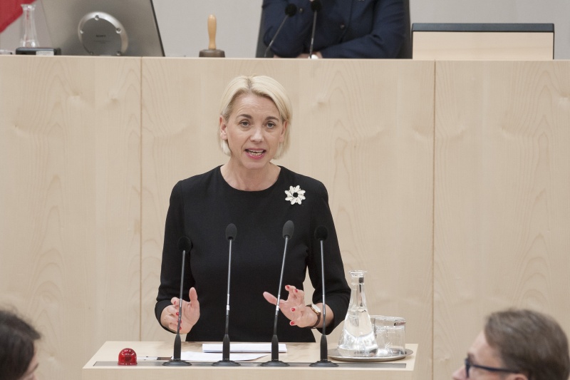 Am Rednerpult: Abgeordnete zum Europäischen Parlament Angelika Mlinar (N)