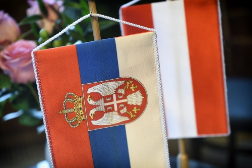 Flaggen von Serbien und Österreich
